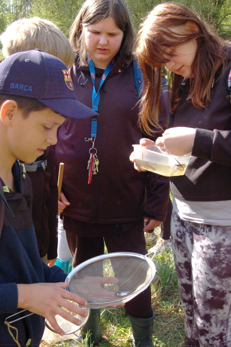 Děti se svými úlovky.
