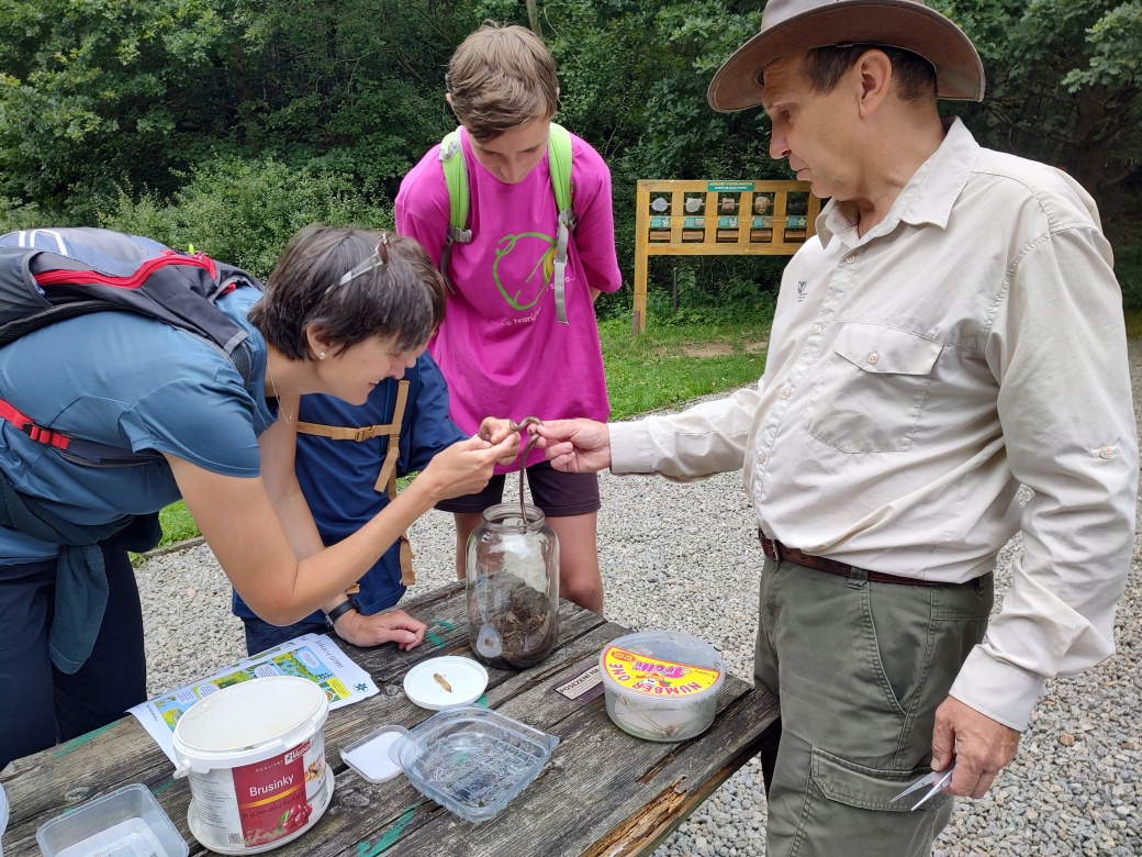 Účastníci akce si prohlížejí slepýše.