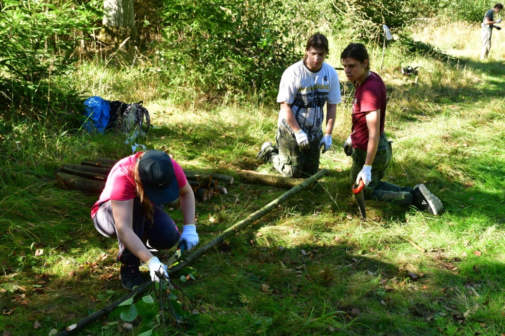 Studenti řežou a přeměřují dřevo.