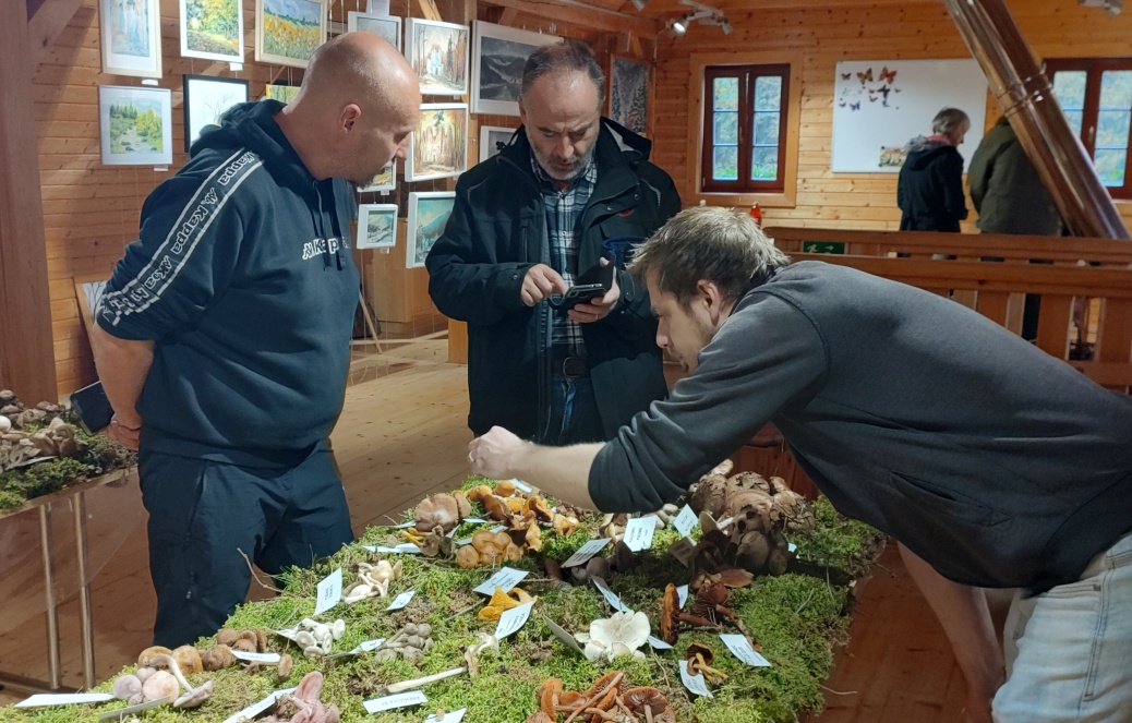 Pavel Moran s návštěvníky výstavy.