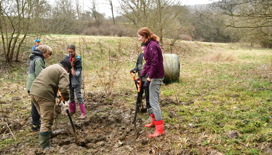 Skauti kopou tůňku.
