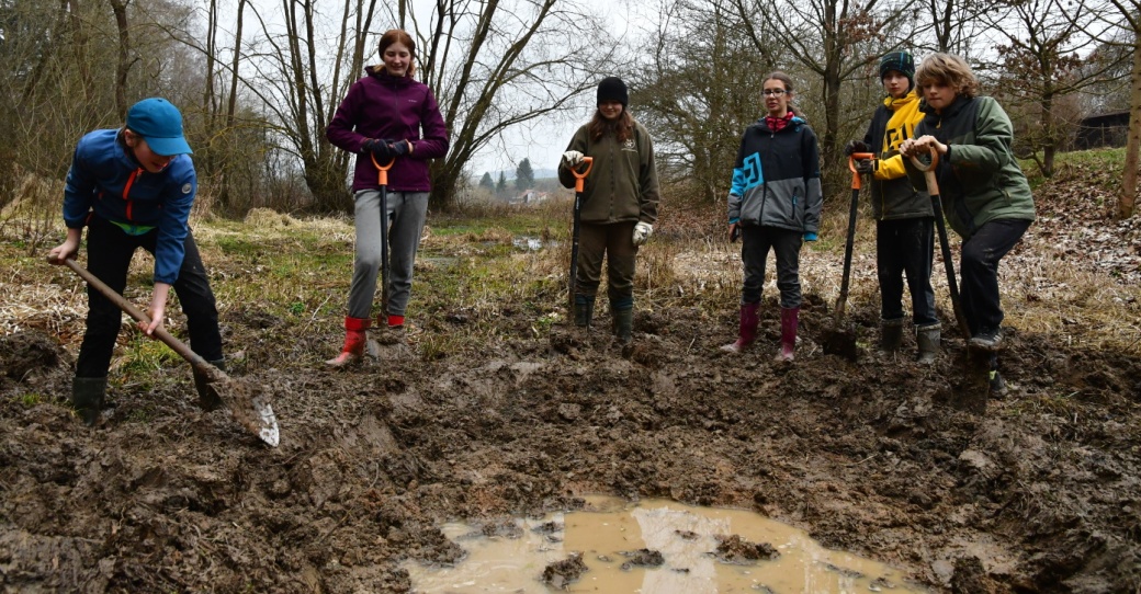 Skauti kopou tůňku.