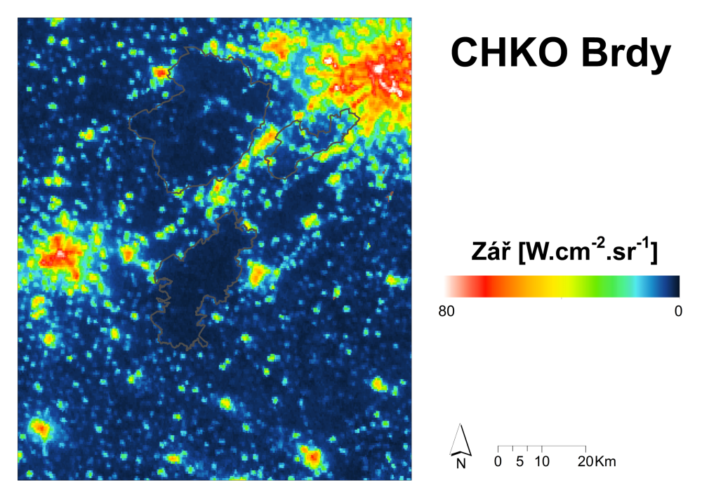 Předchozí obrázek ukazuje počítačově zpracovaný snímek přístroje VIIRS umístěného na družici SUOMI-NPP, který znázorňuje zář zemského povrchu v okolí CHKO Brdy. Zachycuje záření směřující ze země přímo vzhůru: světlo umělého osvětlení odražené od země a přímé světlo z některých světelných zdrojů (nevhodné typy veřejného osvětlení, architektonické osvětlení, nasvícení billboardů...). Nejedná se tedy o mapu světelného znečištění, neboť zde není zohledněn vliv světelného zdroje na své okolí (i zcela tmavé místo na snímku může trpět silným světelným znečištěním, pokud je v okolí významný zdroj světla). Podobné snímky však poskytují základní vstupní data pro výpočty a simulace, pomocí kterých se mapy světelného znečištění vytváří. Vlevo uprostřed Plzeň, vpravo nahoře Praha.