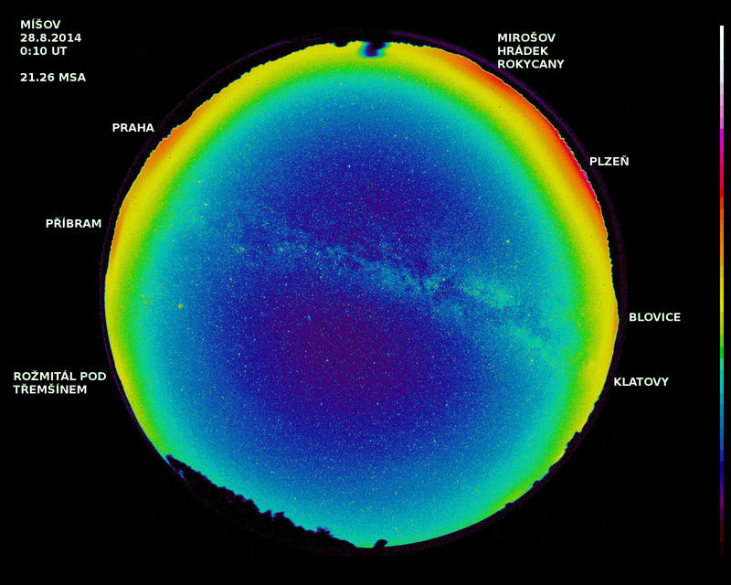 Hemisférický snímek noční oblohy pořízený aparaturou České astronomické společnosti poblíž Míšova převedený do tzv. jasové mapy. Pomocí barevné škály poskytuje informaci o jasu oblohy, světelném znečištění a jeho zdrojích. Na snímku je dobře patrná Mléčná dráha klenoucí se napříč oblohou.