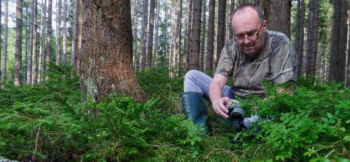 Karel Hutr při focení nálezu bradáčka srdčitého.
