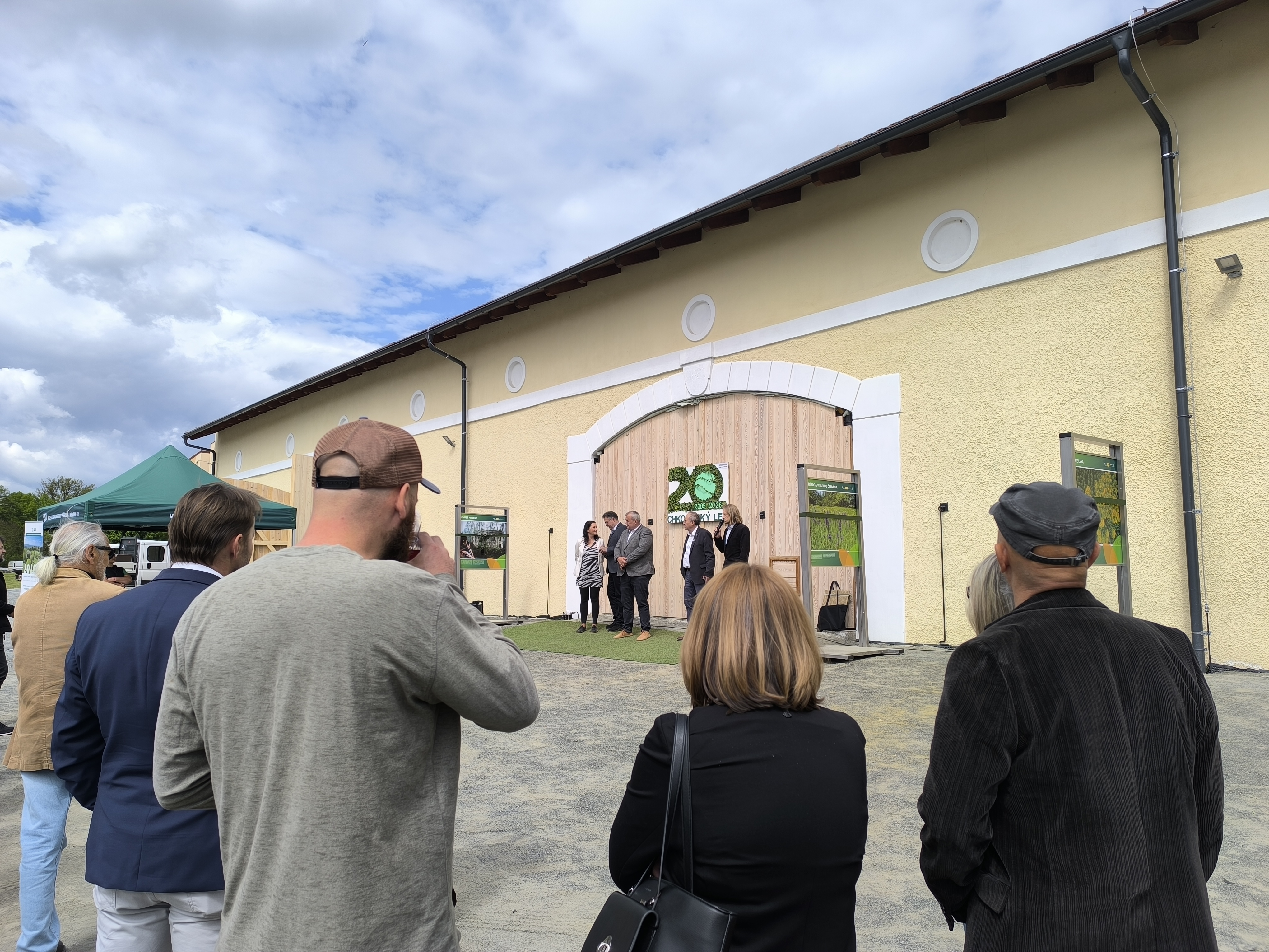 zahájení výstavy, pohled na podium