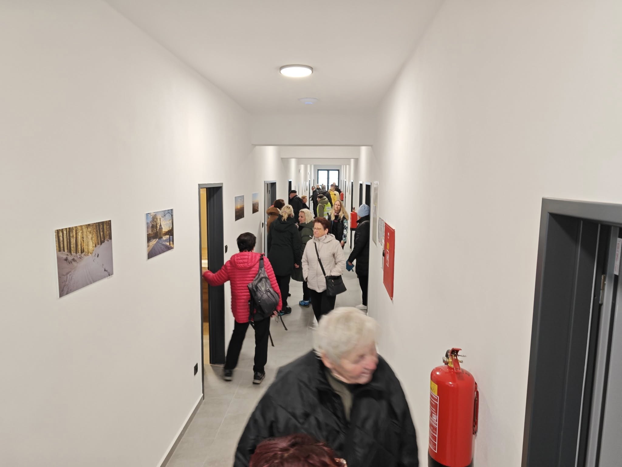 korzující návštěvníci horské chaty v druhém patře