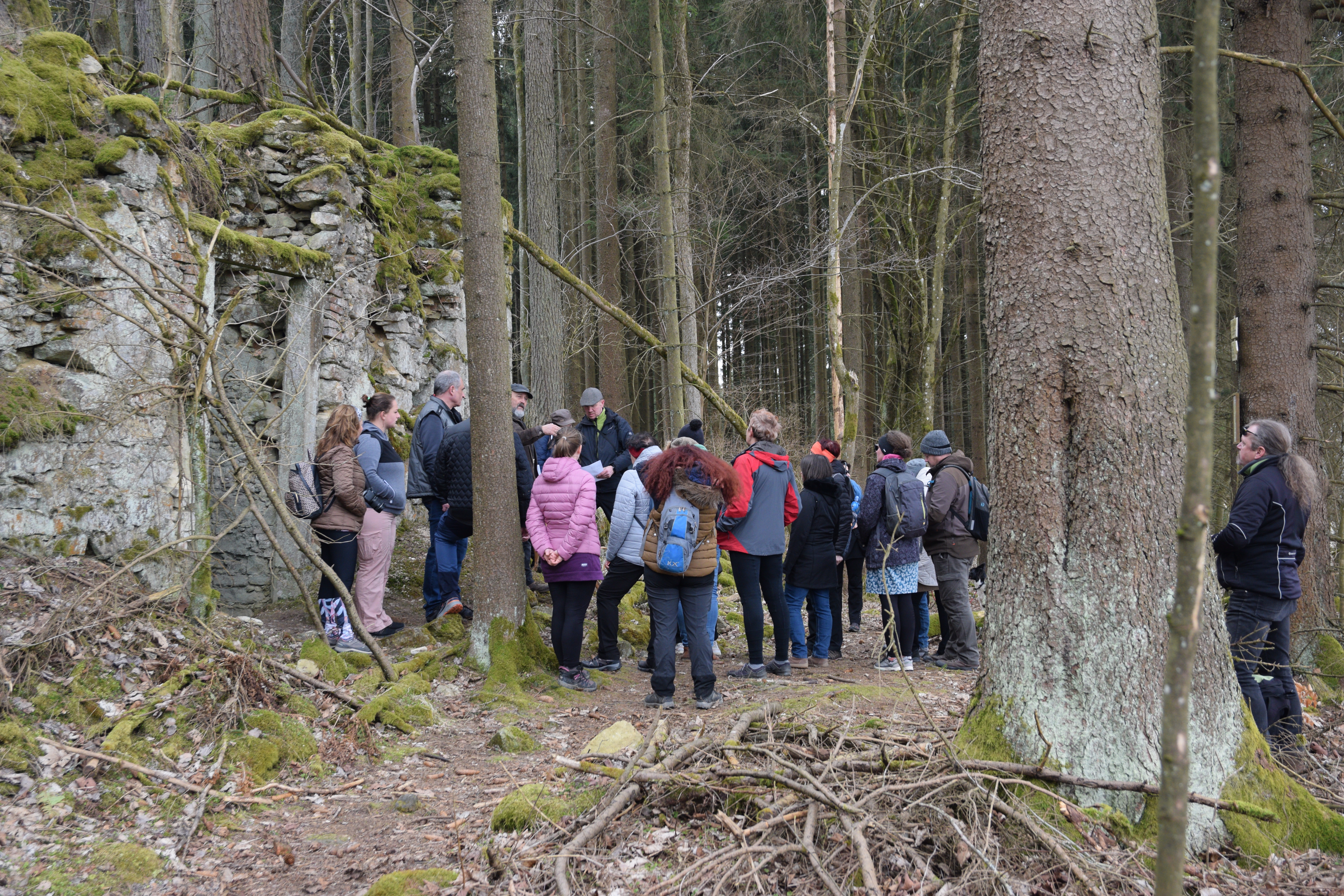 účastníci exkurze poslouchají výklad historika o zámku Zahájí