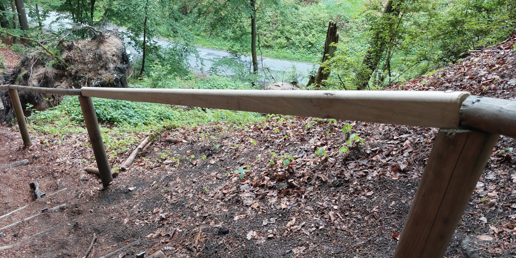 Opravené zábradlí pod hradem Kokořín.