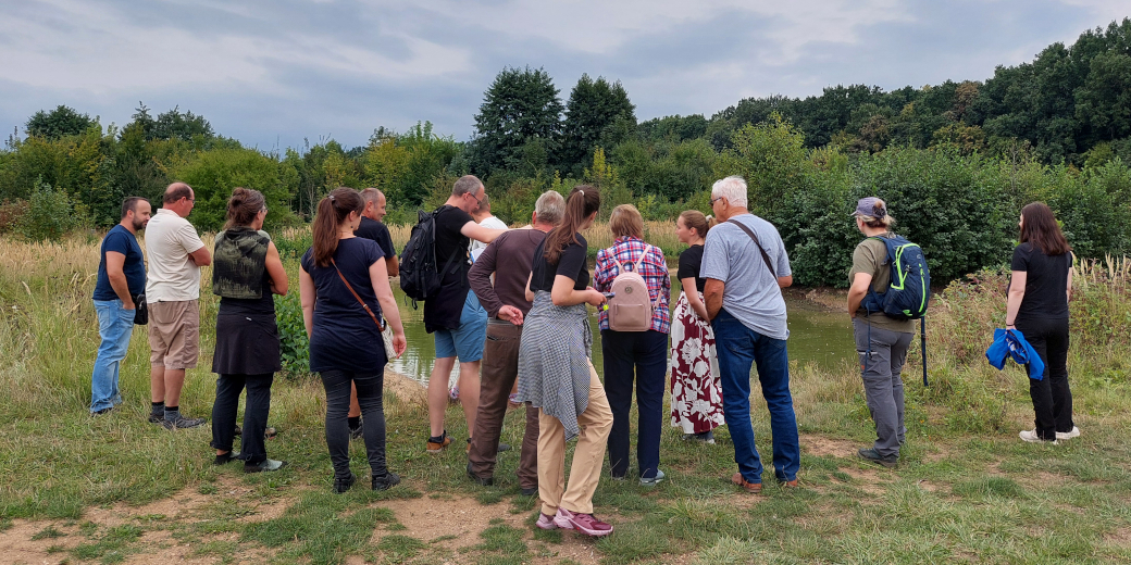 Účastníci před mokřady v záchranné stanici Huslík.